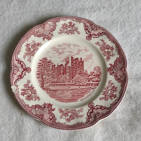 Johnson Bros Historic queen Elizabeth Warrant Old Britain Castles Dinner Plate Britain Castles, Seattle Apartment, Old Britain, Johnson Bros, Johnson Brothers, Dinner Plate, Queen Elizabeth, Vintage Ceramic, Dinner Plates