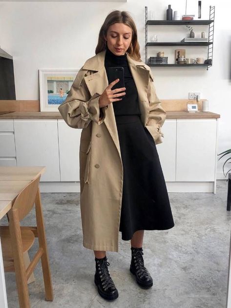 Grenson Boots, Dress Coat Outfit, Brittany Bathgate, Mode Mantel, Parisienne Chic, Trench Coat Outfit, Bandana Scarf, Outfits Spring, Casual Chic Outfit