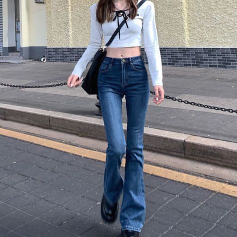 You can never go wrong with a pair of classic boot-cut jeans! Style this high-waist version with a cropped camisole and a slouchy summer blazer for a look that’s easy breezy yet still put-together. Available in light blue and dark blue, in three sizes. Fashion Boyfriend, Grumpy Cats, Vintage Jeans Style, Top Bustier, Comfortable Jeans, Loose Jeans, Boyfriend Style, Jeans Bootcut, Vintage Pants