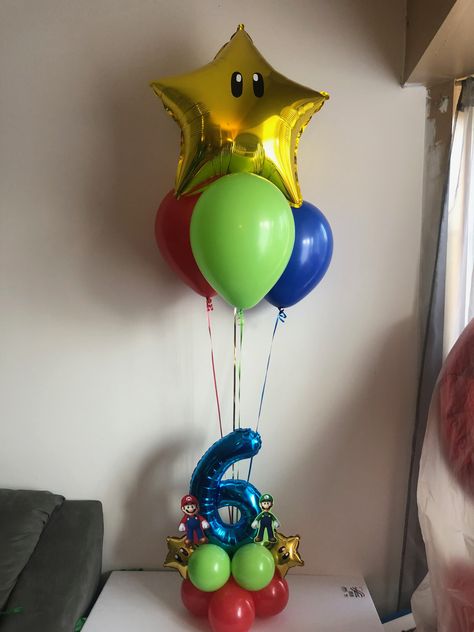 Mario Brother Centerpieces, Mario And Luigi Centerpieces, Diy Mario Centerpieces, Mario Kart Balloons, Super Mario Bros Balloon Garland, Bowser Theme Party, Mario Birthday Table Decor, Mario Party Favor Ideas, Super Mario Bros Centerpiece Ideas