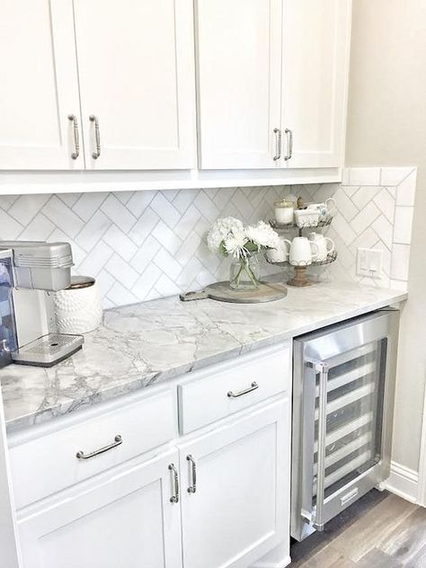 Marble Kitchens with white cabinets and flowers! Kitchen Backsplash Ideas With Busy Countertops, Backsplash Stove Accent, Magnolia Kitchen Ideas, Tahoe Kitchen, Kitchen Rehab, Mom Kitchen, Condo Remodel, Kabinet Dapur, Herringbone Backsplash