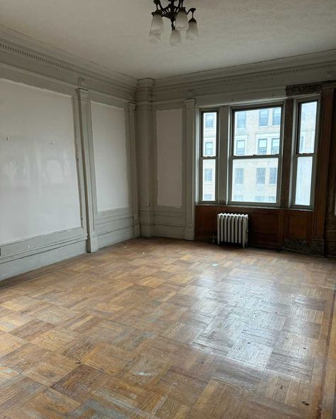 empty Upper West Side NYC apartment before home staging Meg Ryan New York Apartment, 1930s Apartment New York, Nyc Upper East Side Apartments, Nyc Apartment Renovation, Apartment Above Store, New York Hotel Room Aesthetic, Apartment Before And After, Berlin Apartment Interior, Prewar Apartment New York