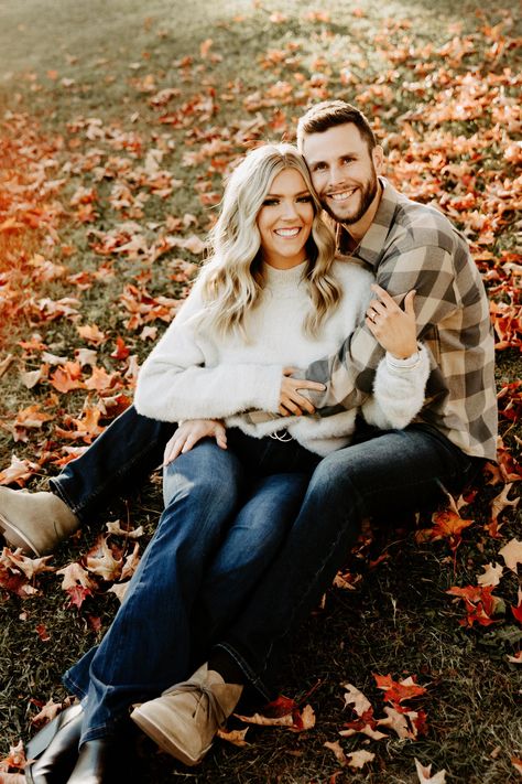 Engagement Photos Outfits Fall Mountains, Fall Couple Pictures With Blanket, Late Fall Engagement Photos, Fall Engagement Pictures Leaves, Fall Photos For Couples, Fall Pictures Poses For Couples, Fun Fall Engagement Photos, Fall Couple Pics With Dog, Fall Pictures With Boyfriend Photo Ideas