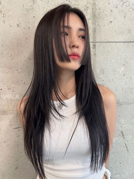 Korean hime haircut: long, sleek hairstyle Soft Rebonding Hair, Himecut Without Bangs, Hime Cut Long Hair No Bangs, Hime Haircut Without Bangs, Hime Cut Straight Hair, Hime Haircut Long No Bangs, Hime Haircut No Bangs, Hime Cut No Bangs, Soft Hime Haircut