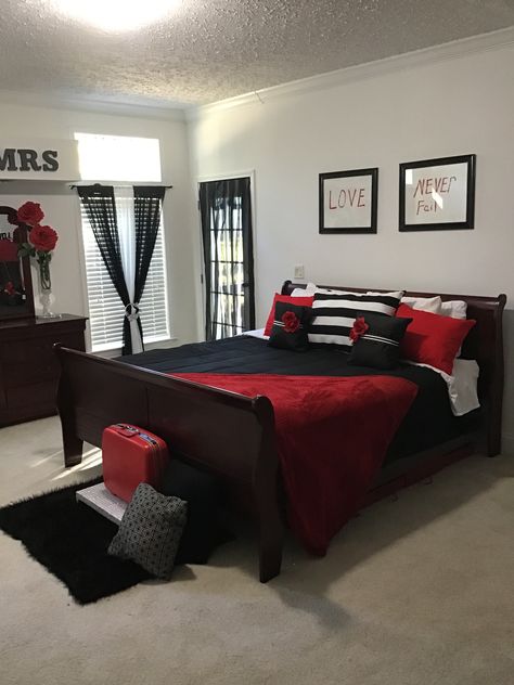 Red, black and white bedroom ideas Bedroom Decor With Red Accents, Red Black White Living Room Decor, Black White Red Bed, Black White Red Home Decor, Red And White Apartment Decor, Black White Grey And Red Bedroom Ideas, Black Red And White Bedroom Decor, Red And Black Master Bedrooms Decor, Black Red Room Ideas