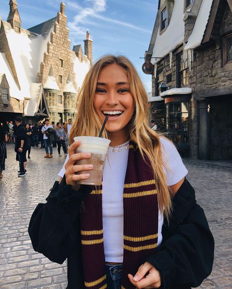 Sophie Cornwell on Instagram: “i solemnly swear that i am up to no good !! 🍻⚡️” Eat Pray Love Quotes, Universal Studios Orlando Trip, Universal Studios Outfit, Disney Universal Studios, Orlando Photos, Theme Park Outfits, Harry Potter Universal Studios, Disney Photo Ideas, Disney Orlando