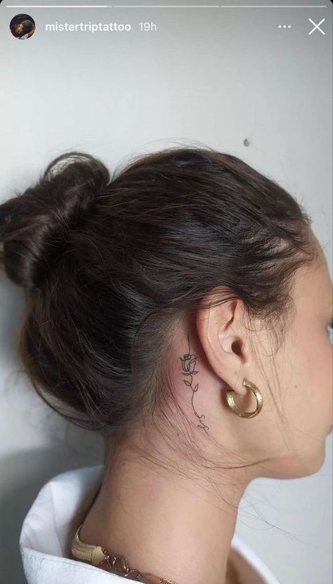 Mini Behind The Ear Tattoo, Tatooo Delicadas, Simple Neck Tattoos, Small Neck Tattoos, Behind Ear Tattoos, Arm Sleeve Tattoos For Women, Mommy Tattoos, Neck Tattoos Women, Small Pretty Tattoos