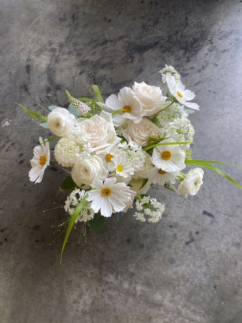 White Cosmos Bridal Bouquet, Summer White Wedding Flowers, White Summer Bouquet, White Yellow Wedding Flowers, Cosmo Wedding Bouquet, White Cosmos Bouquet, Cosmos Bridal Bouquet, Cosmos Wedding Flowers, White Flower Bouquet Wedding