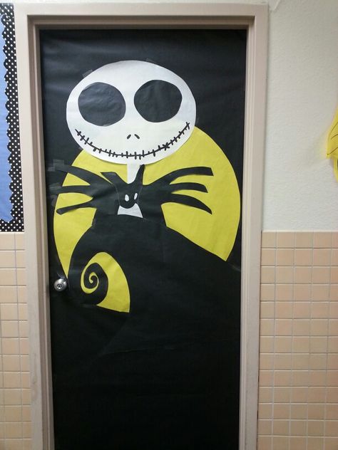 Nightmare before Christmas door - great for work/office door! :) Nightmare Before Christmas Door, Porta Halloween, Diy Halloween Door Decorations, Halloween Classroom Door, Halloween Diy Door, Halloween Classroom Decorations, Halloween Window Decorations, Christmas Door Decorating Contest, Christmas Classroom Door