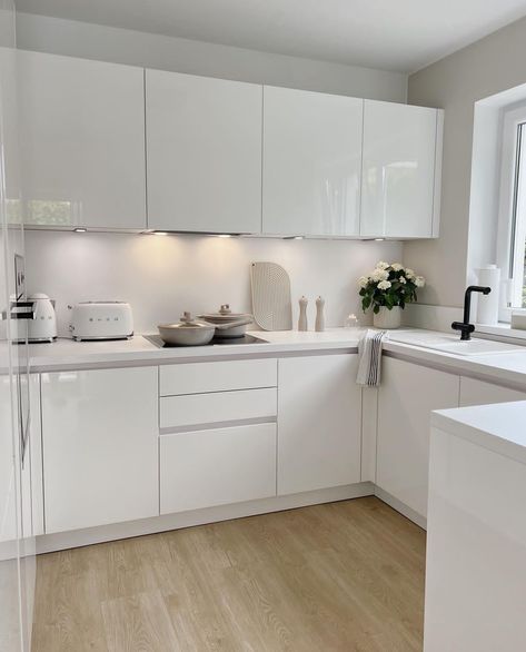 White Kitchen Units, White Gloss Kitchen, Modular Kitchen Designs, White Kitchen Design, White Cabinetry, White Modern Kitchen, White Kitchen Cabinets, Stylish Kitchen, Minimalist Kitchen