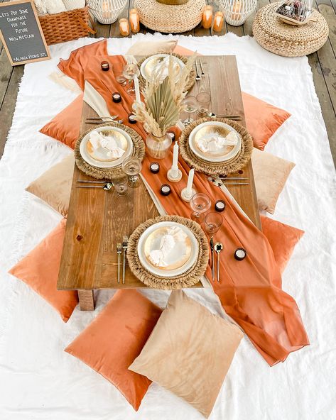 Colorful Picnic Ideas, Bohemian Picnic Ideas, Fall Picnic Setup Ideas, Picnic Aesthetic Table, Luxury Picnic For Two, Boho Picnic Birthday Party, Brown Picnic Ideas, Picnic Container Ideas, Styled Picnic