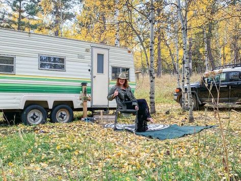 Before and after photos show a renovated tiny home on wheels - Insider 1970s Camper, Custom Mattress, Tiny Home On Wheels, Old Campers, Home On Wheels, New Toilet, Camper Renovation, Before After Photo, Rv Trailers