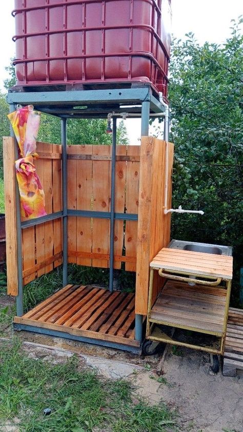 Outdoor Shower Diy, Villa Modern, Outdoor Bathroom Design, Design Villa, Backyard Pavilion, Diy Shower, Modern Villa, Patio Decorating Ideas On A Budget, Outdoor Bathrooms