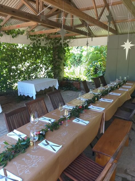 Brown Paper Table Cloth Ideas, Brown Paper Wedding Table, Brown Paper Table Decor, Christmas Table Brown Paper, Wrapping Paper Table Cloth, Brown Paper Dinner Table, Christmas Bbq Decorations, Christmas Lunch Decor, Kraft Paper Table Setting