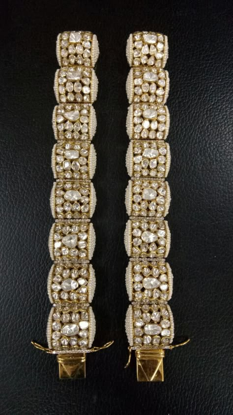 Kundan kangan Kundan Kangan, Antique Gold Bracelet, Kundan Jewellery Bridal, Indian Wedding Jewelry Sets, Diamond Bracelet Design, Antique Jewellery Designs, Gold Jewelry Simple Necklace, Jewelry Set Design, Indian Jewellery Design Earrings