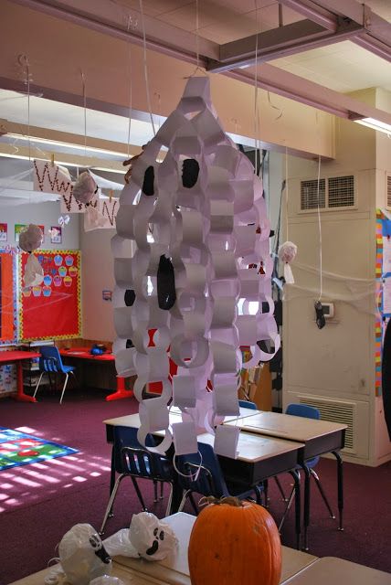 halloween classroom decoration Paper Chain Ghost, Ghost Paper Chain, Halloween Decorations Classroom, Classroom Halloween Decorations, Library Halloween, Diy Halloween Door Decorations, Decoration Classroom, Halloween Diy Door, Halloween Classroom Decorations