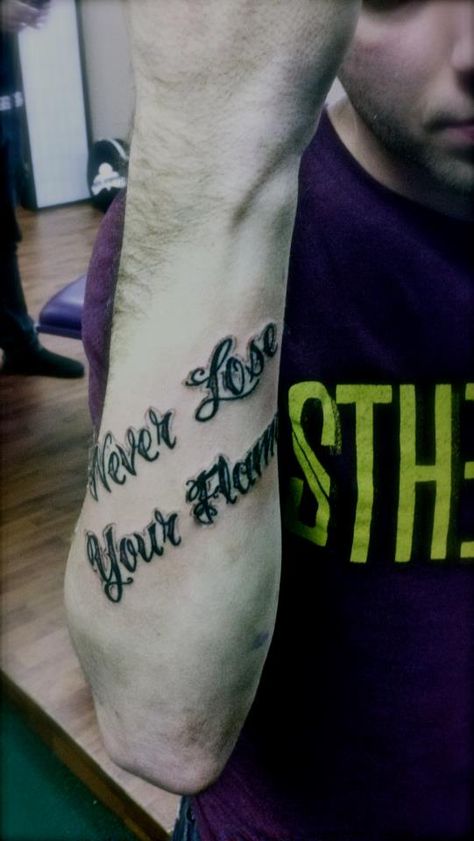 Tyler Carter & his Never Lose Your Flames tattoo Tattoo Calligraphy, Tyler Carter, Flame Tattoos, I Never Lose, Cool Piercings, Ideal Body, Dream Tattoos, A Day To Remember, Body Modifications