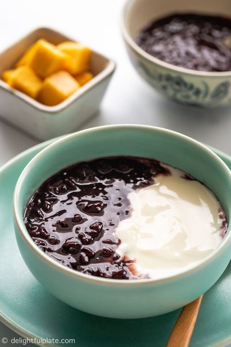 Yogurt Black Sticky Rice Pudding is a delicious and healthy Vietnamese dessert. The tartness of yogurt goes with the light sweetness and richness of soft-chewy black glutinous rice so well. #vietnameserecipe #asiandessert #yogurt #ricepudding #vegetariandessert Sticky Rice Pudding, Buchi Recipe, Black Sticky Rice, Raclette Originale, Galette Des Rois Recipe, Vietnamese Desserts, Vietnamese Dessert, Japanese Street Food, Rice Recipes For Dinner