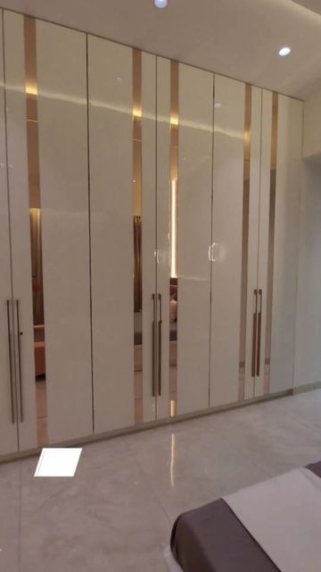 White And Golden Wardrobe Design, Sun Mica Design Wardrobe, White Wordroab Design, Dresser Room Ideas, Latest Almari Design Bedroom, White Closet Ideas, White And Gold Wardrobe, Royal Touch Laminate Wardrobe, Acrylic Wardrobe Design Bedroom