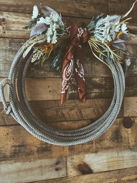 Rope Wreath Western Wreath Lariat Wreath Lasso Wreath - Etsy Cattle Rope Wreath, Diy Western Wood Decor, Lariat Rope Christmas Wreath, How To Display Cowboy Chaps, Rope Door Hanger, Western Farmhouse Christmas, Old Rope Wreath, Western Horse Decor, Diy Western Home Decor Rustic