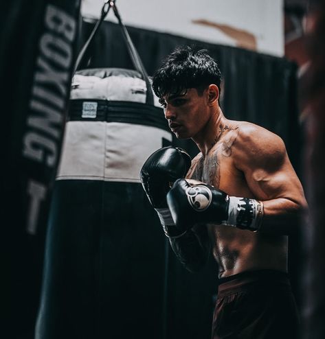 Male boxer aesthetic Martial Arts Photography, Boxer Aesthetic, Ryan Garcia, Boxing Training Workout, Boxing Images, Boxing Posters, Muay Thai Training, Workout Routine For Men, Gym Guys