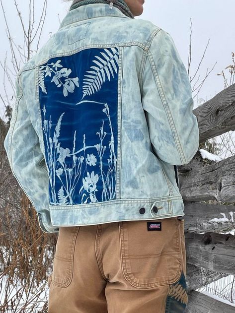 Cyanotype Clothing, Cyanotype Ideas, Jean Jacket Design, Closet Refresh, Remake Clothes, Reworked Clothes, Boyfriend Cut Jeans, Water Stone, Cyanotype Process