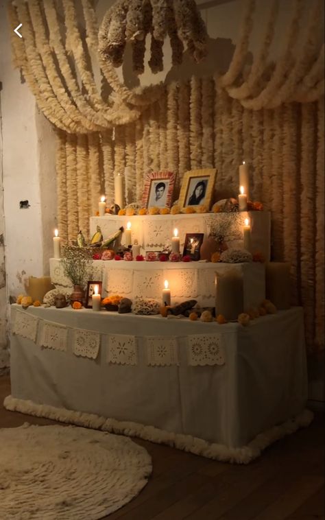 Ofrenda Alter Ideas, Dia De Muertos Party Ideas, Simple Ofrenda Ideas, Small Ofrenda Ideas, Diy Ofrenda, Diy Ofrenda Alter, Mexican Altar, Dia De Los Muertos Party Ideas, Dia De Los Muertos Decorations Ideas