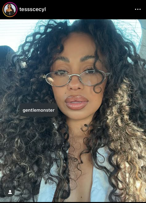 Eyeglasses Black Women, White Glasses Outfit, Bayonetta Glasses Black Women, Glasses Frames Black Women, Black Woman Glasses, Black Women Glasses, Eyeglasses Aesthetic, Academia Hairstyles, Glasses Black Women