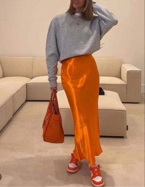 Silk Skirt Outfit Summer, Satin Midi Skirt Outfits, Orange Skirt Outfit, Midi Skirt Outfits, Skirt Outfits Ideas, Pink Silk Skirt, Silk Skirt Outfit, Skirt Outfit Casual, Orange Midi Skirt