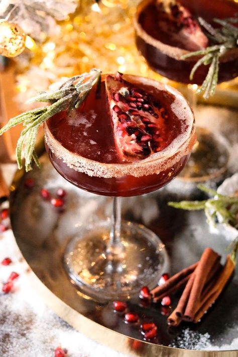 Enjoy this fizzy bourbon and champagne cocktail whenever the mood strikes! Bourbon Fizz, Tequila Punch, Caramel Apple Martini, Pomegranate Cocktails, Cranberry Cider, Spiced Cocktail, Girly Drinks, Bourbon Cocktail, Apple Martini