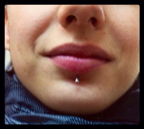 Central Labret, Labret Vertical, Vertical Labret Piercing, Vertical Labret, Cool Piercings, Labret Piercing, Perfect Smile, Design Board, Lip Piercing