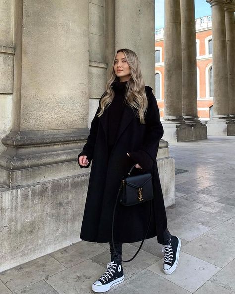 Black Over Coat Outfit, Coat With Sneakers Outfit, All Black Converse Outfit, Winter Black Coat, Freya Killin, Black Coat Outfit, Outfit Converse, Converse Outfit, Bag Ysl