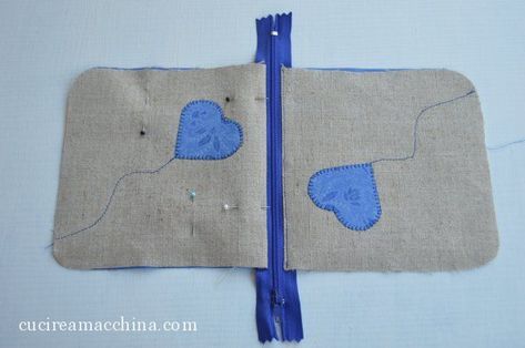 Tutorial gratuito di cucito creativo per realizzare un portamonete in Zakka Style. Tutorial facile e veloce, adatto a tutti, con cartamodello da scaricare. Zakka Style, Style Tutorial, Blue Jeans Crafts, Jean Crafts, New Hobbies, Bag Organization, Free Tutorial, Sewing Room, Needle And Thread