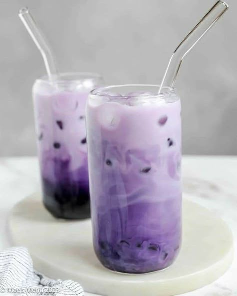 Ube Milk Tea, Ube Boba, Purple Boba Tea, Boba At Home, Taro Boba, Boba Tea Recipe, Purple Drinks, Milk Tea Recipes, Bubble Tea Boba