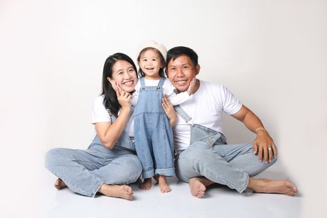 Simple Family Photoshoot, Photobooth Ideas Poses, Family Pictures Studio, Poses Korean, Pre Shoot, Family Photo Studio, Family Potrait, Baby Photography Poses, Photobooth Ideas