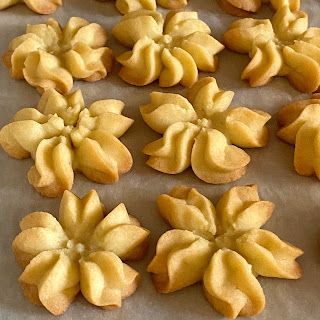 Cracking An Egg, Butter Spritz Cookies, Butter Cookie Recipe Easy, Asian Dessert, Spritz Cookies, Festive Cookies, Baking Recipes Cookies, Fairy Cakes, Butter Cookies Recipe