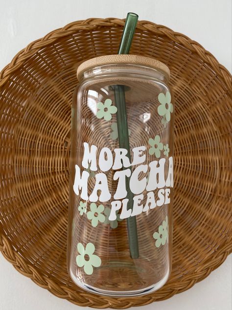 Plastic Cup Design Ideas, Aesthetic Glass Cups, Aesthetic Cricut Projects, Vasos Aesthetic, Maker 3 Projects, Cricut Maker 3 Projects, Plastic Cups Design, Business Sayings, Teckwrap Craft