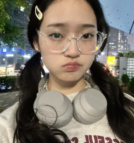 Girl With Glasses, Trendy Glasses, Makeup Clothes, Clear Glasses, Korean Aesthetic, Wearing Glasses, Girls With Glasses, Cute Poses, Makeup Essentials