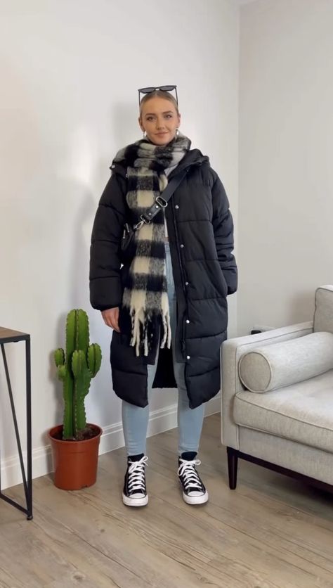 Black Long Puffer Jacket Outfit, Long Black Puffer Coat Outfit, Long Parka Outfit, Long Puffer Outfit, Black Puffer Coat Outfit, Puffy Black Jacket, Long Puffer Jacket Outfit, Parka Outfit Winter, Puffy Jacket Outfit