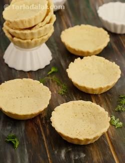 Cute and small, thick and crusty, tarts form a great base for desserts. They are usually made of flour, salt and butter, but ingredients like almonds might be added for a special touch. Rubbing the butter lightly with your fingertips while making tarts is an art that you can perfect with practice. Only ice-cold water should be added during preparation, else the butter will melt making it sticky. Tarts taste great by themselves, but they are also used in delicious recipes like strawberry ... Catering Bites, Iftar Special, Tart Shells Recipe, Desserts Strawberry, Strawberry Tarts, Cookies Eggless, Strawberry Snacks, Chocolate Tarts, Tarts Recipe