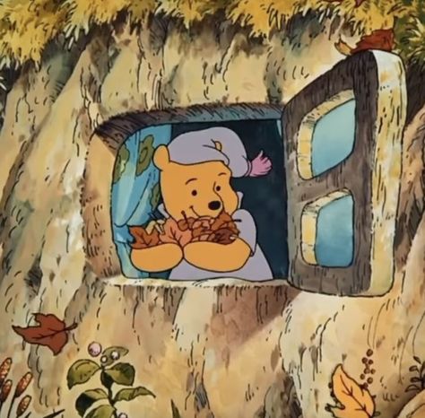 🕵🏻‍♀️ @ColleSemplice 📌 October 23, 2024 #️⃣ Immortalidee ✳️ Hallothanks Winnie The Pooh Cottagecore, Cozy Cartoon Aesthetic, Fall Wallpaper Winnie The Pooh, Autumn Cartoon Aesthetic, Winnie The Pooh Autumn Wallpaper, Cartoon Fall Aesthetic, Winnie The Pooh Autumn, Fall Winnie The Pooh, Winnie The Pooh Aesthetic