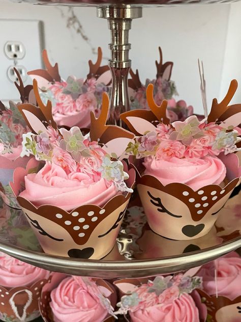 Cupcake with pink frosting and a wrapping that looks like a deer face Woodland Theme Baby Shower Girl, Deer Cupcakes, Deer Baby Shower Girl, Forest Baby Shower Theme, Deer Birthday Party, Girl Woodland Baby Shower, Woodland Baby Girl, Woodland Creatures Baby Shower, Bambi Baby