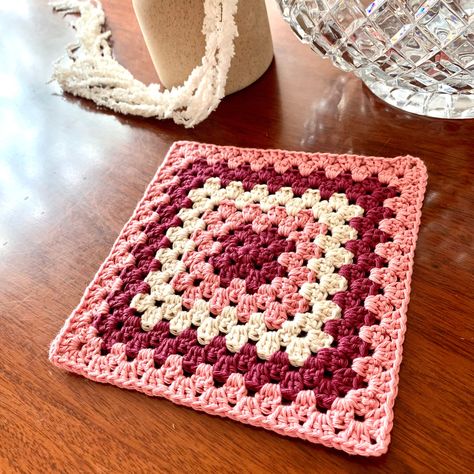 Red And Pink Granny Square, Grandma Blanket Crochet, Red Granny Square Blanket, Pink Granny Square Bag, Pink Granny Square Blanket, Pretty Granny Squares, Crochet Patterns Granny Square, Granny Square Crochet Pattern Easy, Pink Crochet Blanket