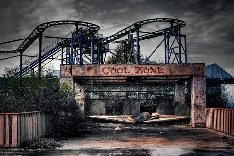 Six Flags in New Orlean  http://www.flickr.com/photos/uelaphantom/5488180218/in/gallery-motionblur-72157624993604834/ Abandoned Roller Coaster, Six Flags New Orleans, Punk 57, Abandoned Theme Parks, Abandoned Amusement Park, Abandoned Amusement Parks, Abandoned House, Parc D'attraction, Six Flags