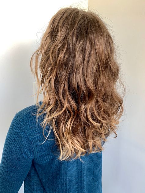 Natural wavy hair. Layered haircut on natural waves Thick Medium Wavy Hair, Layers Haircut For Medium Hair Wavy, Natural Waves Medium Length Hair, Natural Wavy Hair Layers Medium, Layered Hair Frizzy, Layer Wavy Hair Medium, Haircut Layers Medium Wavy, Layers For Frizzy Wavy Hair, Big Wavy Hair Natural