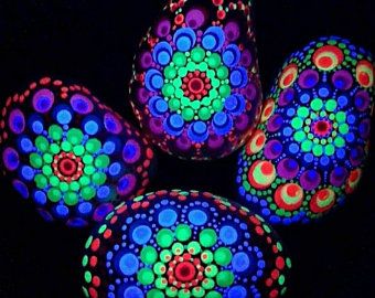 Neon Dot Mandala, Neon Rock Painting, Painted Rocks For Garden, Dot Rocks, Blacklight Art, Rocks For Garden, Mandala Dot Art, Glow Stones, Black Lights