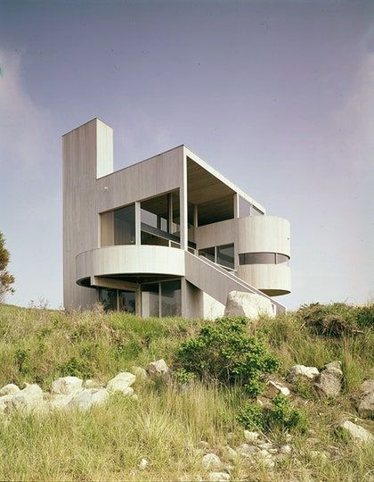 Charles Gwathmey, Richard Meier, Modernist House, Timeless Home, Modernist Architecture, Houses Architecture, Embrace Nature, Brutalist Architecture, Classic Architecture