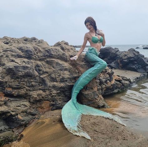 Mermaid Real, Green Mermaid Tail, Mermaid Green, Mermaid Photography, Silicone Mermaid Tails, Sequins Top, Mermaid Aesthetic, Green Mermaid, Mermaid Tails