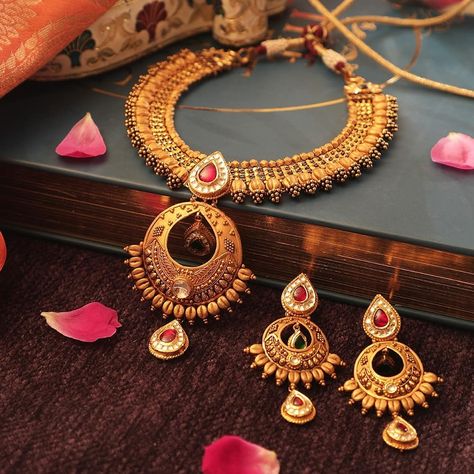 Borivali Mumbai, Gold Necklace Indian Bridal Jewelry, Jewelry Set Design, Antique Bridal Jewelry, Jewelry Photoshoot, Gold Jewelry Stores, Antique Jewelry Indian, Bangles Jewelry Designs, Gold Bead Necklace