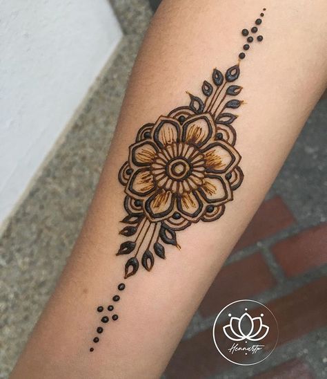 Thigh Henna Designs Simple, Thigh Henna Simple, Henna Designs Forearm, Henna Designs Arm, Thigh Henna, Small Henna Tattoos, Henna Tattoo Design, Easy Mehndi Designs, Wrist Henna